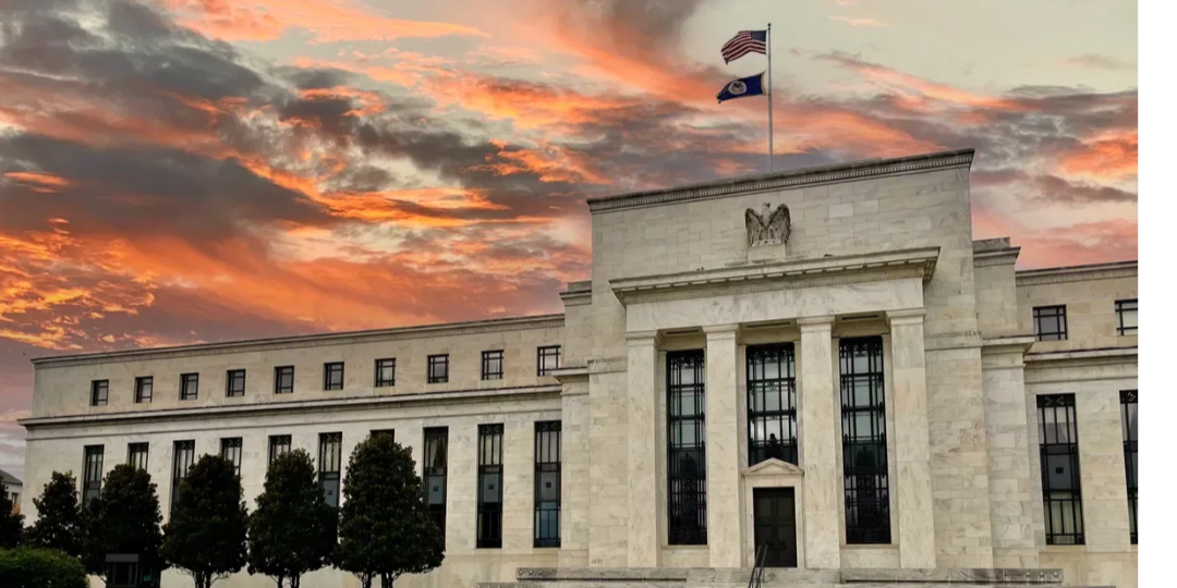 Rappresentazione visiva dell'articolo: Ecco perché le Cryptovalute e le azioni reagiscono in modo diverso alle decisioni della Fed